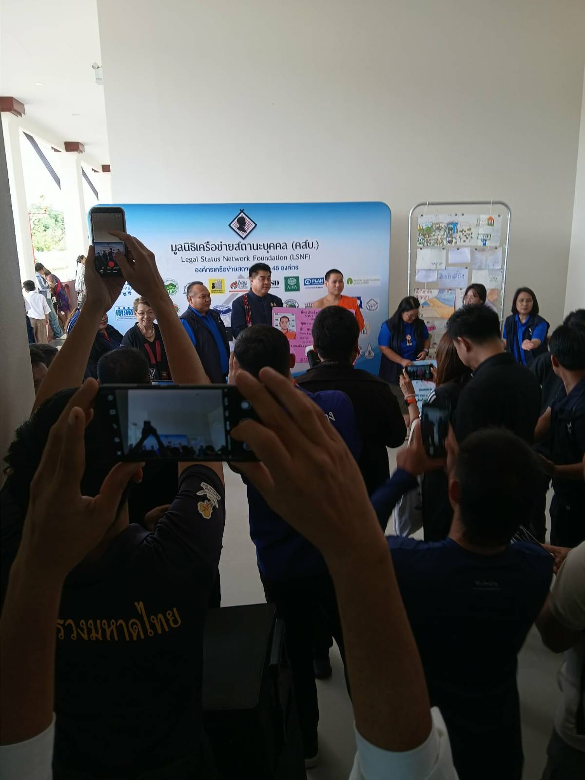 ချင်းရိုင်မြို့အစိုးရဦးဆောင်ပြီး မြန်မာအပါအဝင် အထောက်အထားမဲ့ ကလေးတွေအတွက် G – Code လို့ခေါ်တဲ့ ကျောင်းသားနေထိုင်ခွင့်ကဒ်လုပ်ပေး။