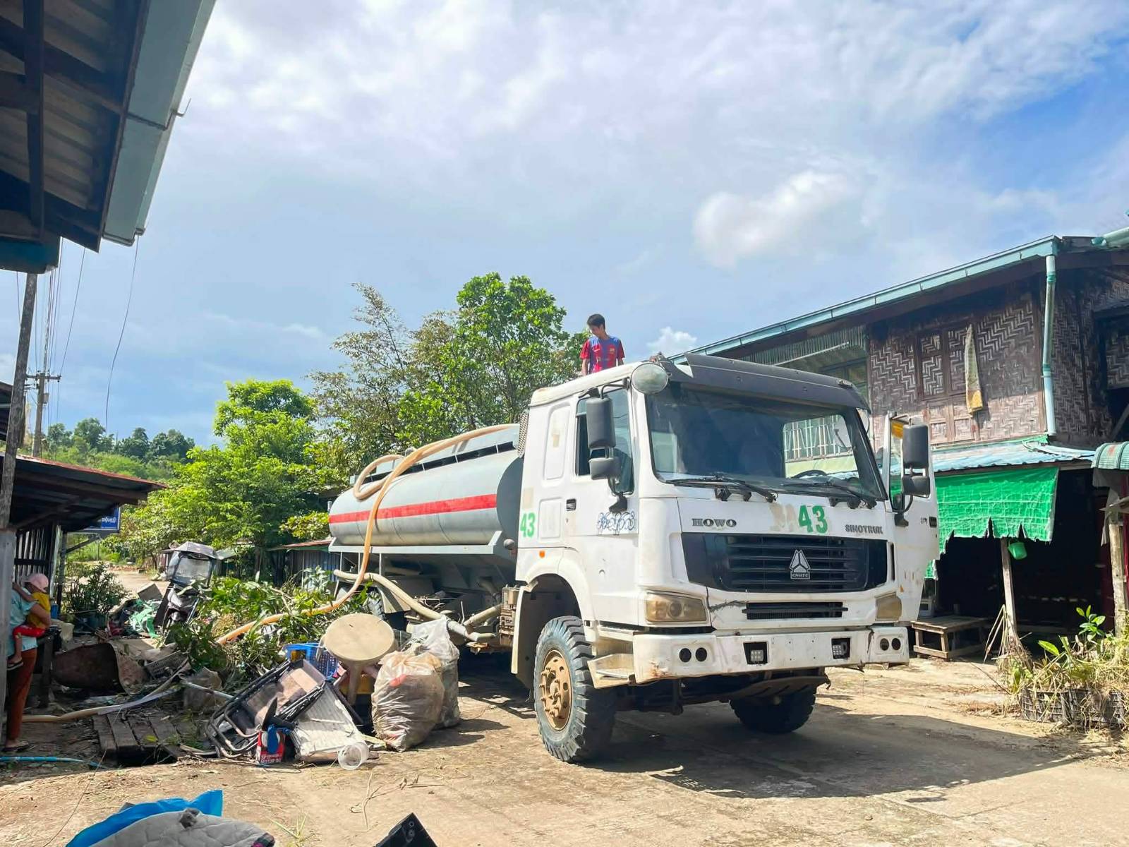 တစ်နှစ်ကျော်ကြာ စစ်ဘေးရှောင်နေရတဲ့ ဖားကန့်မြို့ကပြည်သူအချို့ မိမိအိမ်တွင် ပြန်လည်နေထိုင်ခွင့် ရရှိ