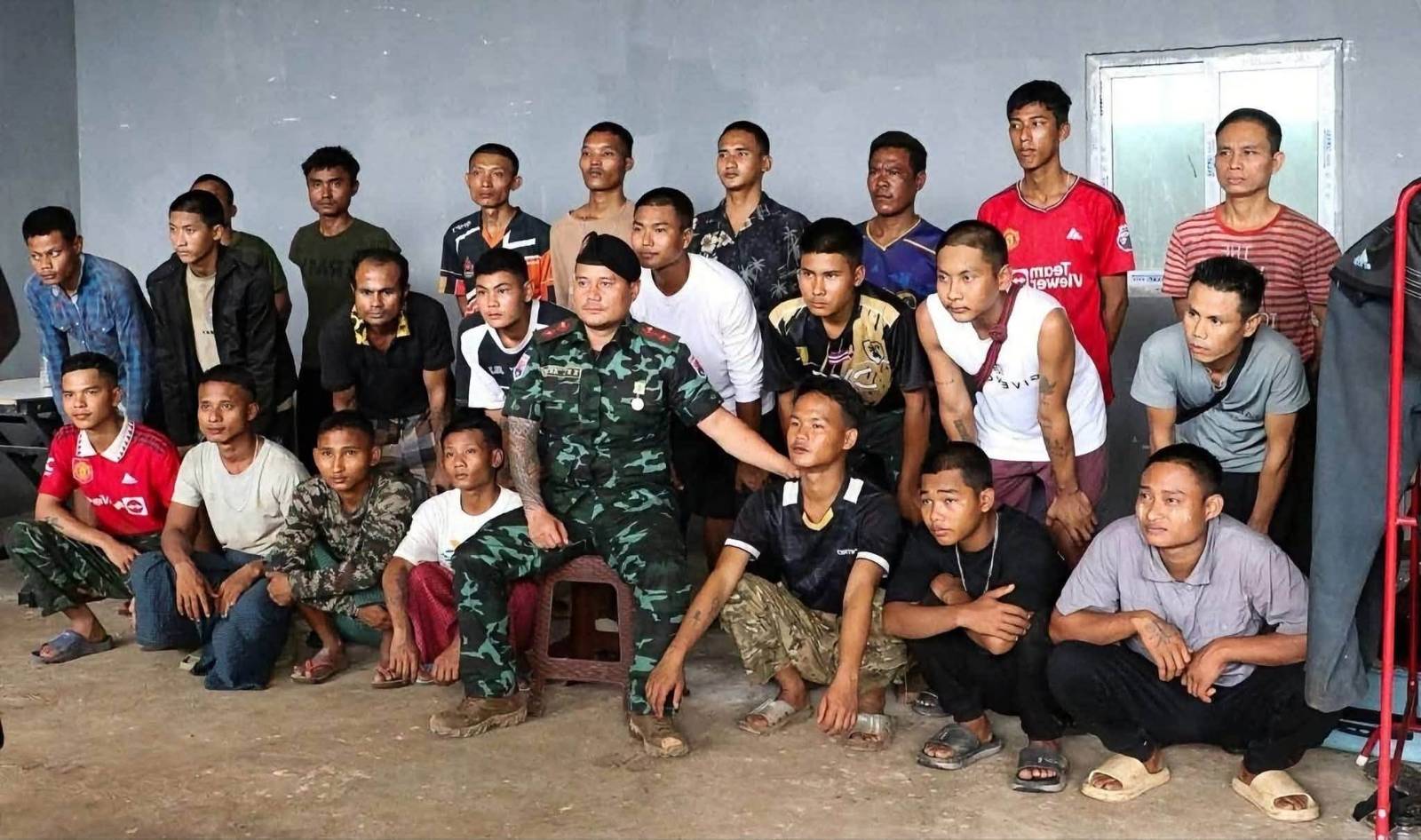 Photo Record: KNLA Commander Meets with 25 Captured Junta POWs